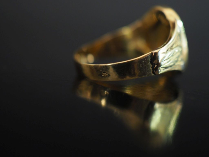 Bague Napoléon en or jaune 750, à décor de feuillage de part et d'autr