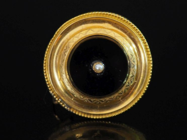 Broche ronde Napoléon III en or jaune 750, onyx noir et sertie en son 