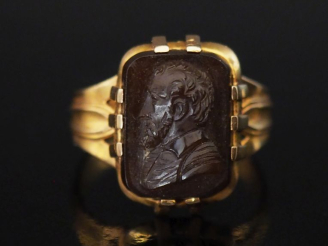 Vente aux enchères Bague en or jaune 750, sertie en son centre d'un camée pierre dure fig