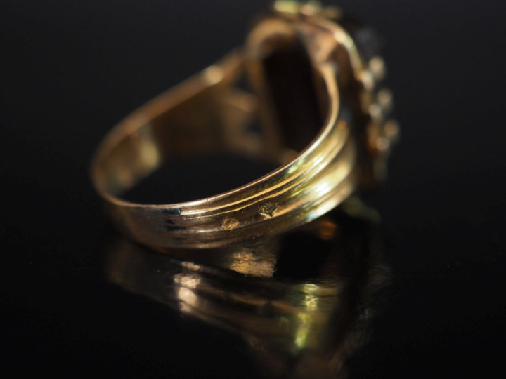 Bague en or jaune 750, sertie en son centre d'un camée pierre dure fig