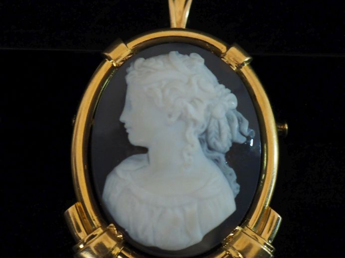 Ravissante broche/pendentif Napoléon III en or jaune 750, sertie en so