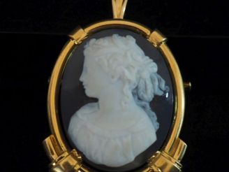 Vente aux enchères Ravissante broche/pendentif Napoléon III en or jaune 750, sertie en so