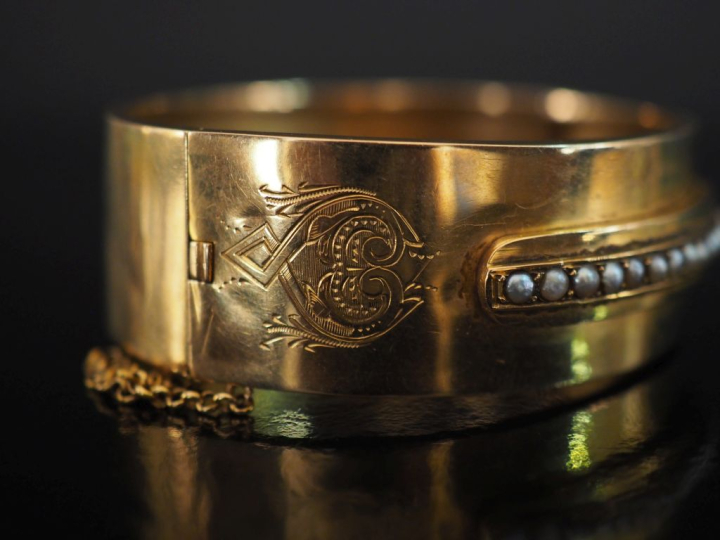 Ravissant bracelet manchette Napoléon III en or jaune 750, serti d'une