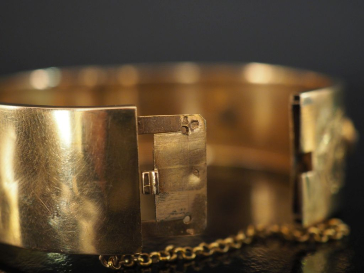 Ravissant bracelet manchette Napoléon III en or jaune 750, serti d'une