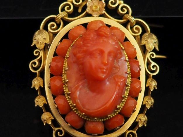 Ravissante broche Napoléon III de forme ovale en or jaune 750, sertie 