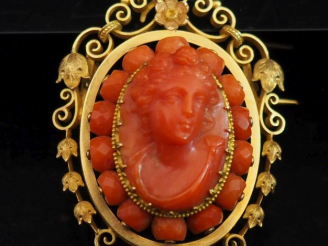 Vente aux enchères Ravissante broche Napoléon III de forme ovale en or jaune 750, sertie 