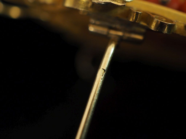 Ravissante broche Napoléon III de forme ovale en or jaune 750, sertie 