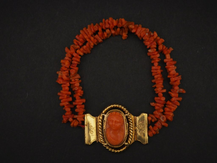 Bracelet Napoléon III en or jaune 750 et double rangs de corail.  Le f