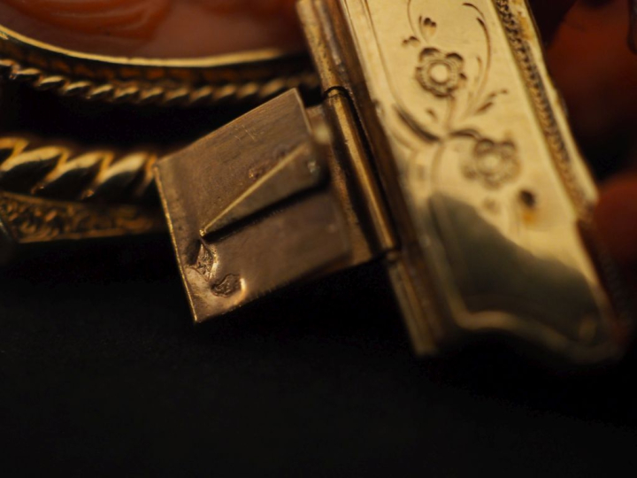 Bracelet Napoléon III en or jaune 750 et double rangs de corail.  Le f