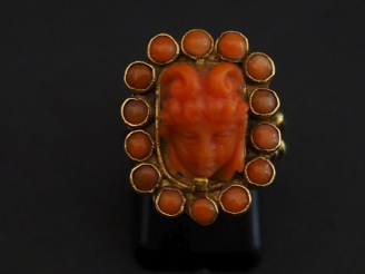 Vente aux enchères Ravissante bague Napoléon III en or jaune 750, sertie en son centre de