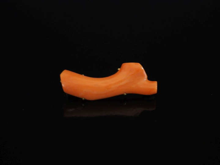 Broche en or jaune 750 et corail.  Long. 4 cm Poids tel. 6,98 g  (piqu