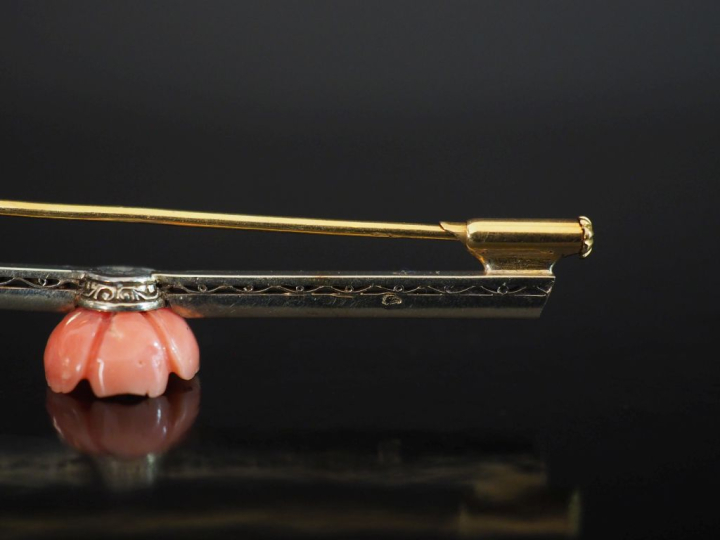 Broche barrette en or jaune 750, ornée en son centre d'une fleur imita