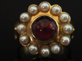 Vente aux enchères Bague de forme marguerite en or jaune 750, sertie en son centre d'une 