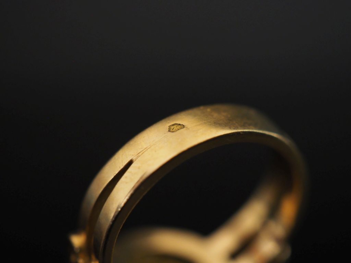 Bague de forme marguerite en or jaune 750, sertie en son centre d'une 