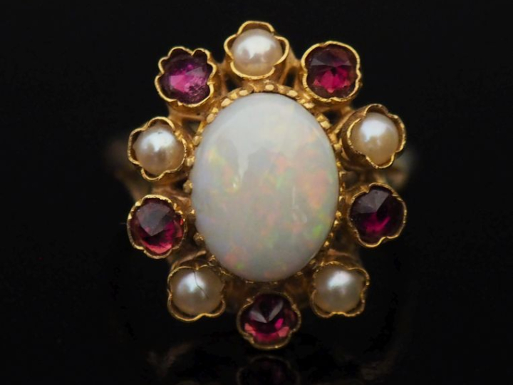 Bague de forme marguerite en or jaune 750, sertie en son centre d'une 