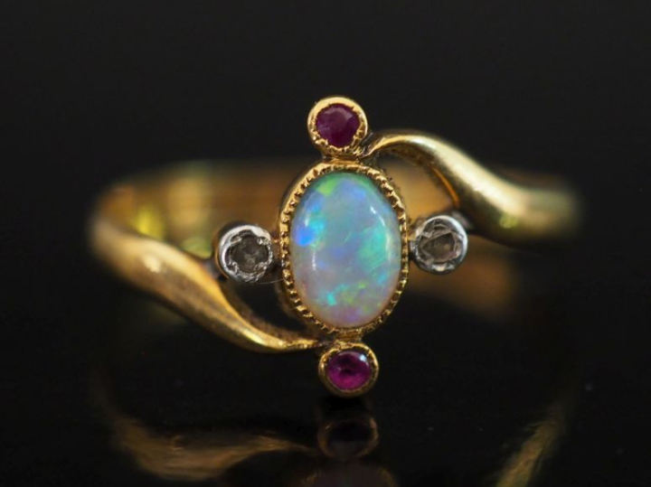 Petite bague Napoléon III de forme mouvementée en or jaune 750, sertie