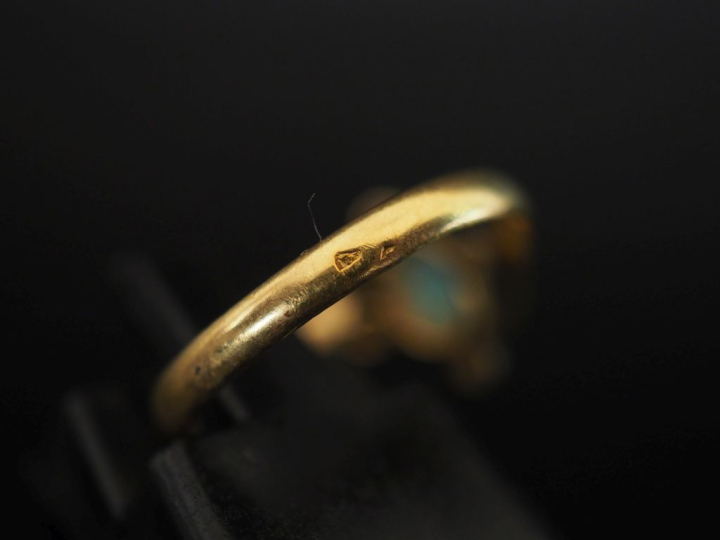 Petite bague Napoléon III de forme mouvementée en or jaune 750, sertie