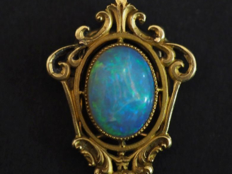 Vente aux enchères Ravissant clip de revers ajouré en or jaune 750, à décor de rinceaux e