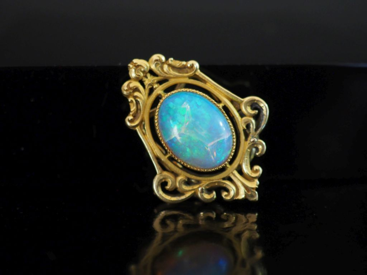 Ravissant clip de revers ajouré en or jaune 750, à décor de rinceaux e