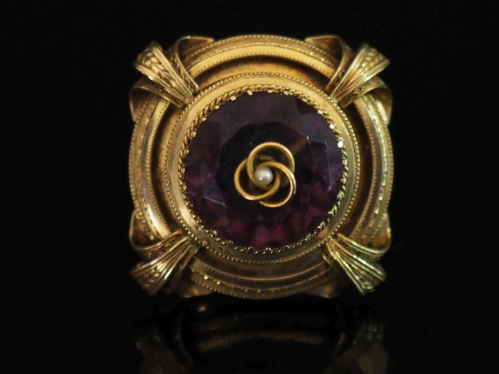 Ravissante broche en or jaune 750, sertie en son centre d'une pierre m