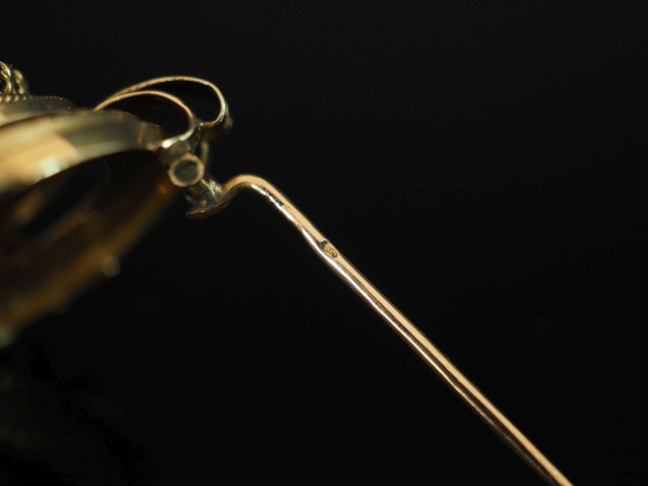 Ravissante broche en or jaune 750, sertie en son centre d'une pierre m