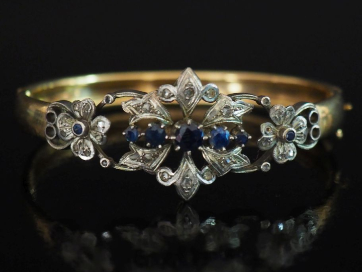 Bracelet jonc en or jaune 750 et argent, à décor en son centre d'un mo