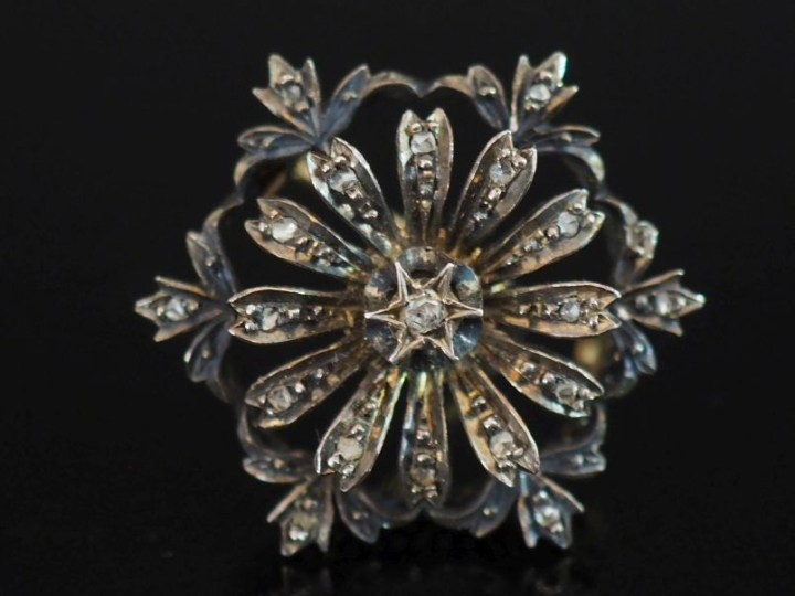 Broche Napoléon III en or jaune 750 et argent, à décor ajouré d'une ma