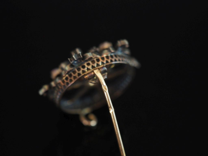 Broche Napoléon III en or jaune 750 et argent, à décor ajouré d'une ma