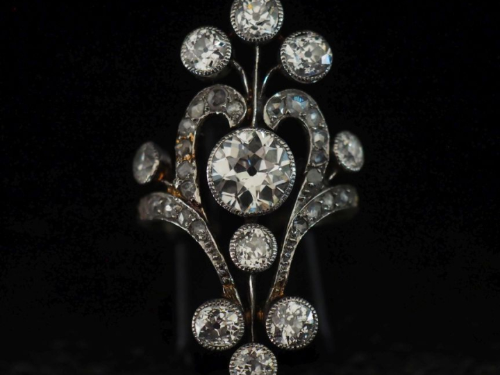 Bague 1900 de forme stylisée et ajourée, ornée en son centre d'un diam