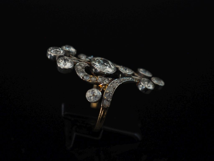 Bague 1900 de forme stylisée et ajourée, ornée en son centre d'un diam