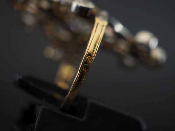 Bague 1900 de forme stylisée et ajourée, ornée en son centre d'un diam