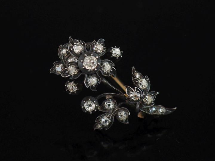 Broche fin XIXème - début XXème en argent et argent doré en forme de f