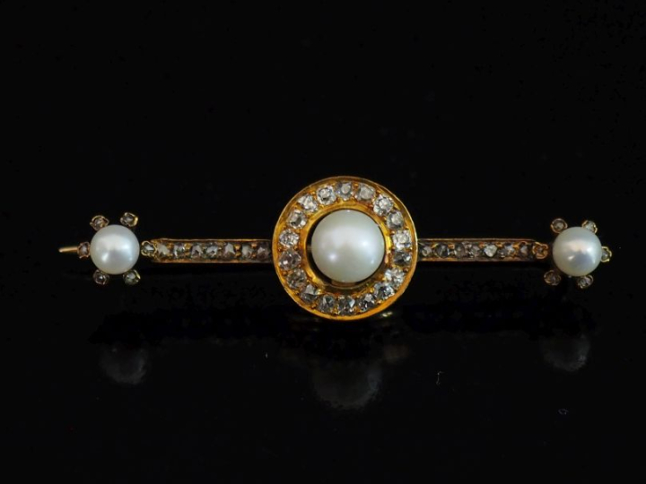 Ravissante broche en or bas titre , sertie de diamants taillés en rose