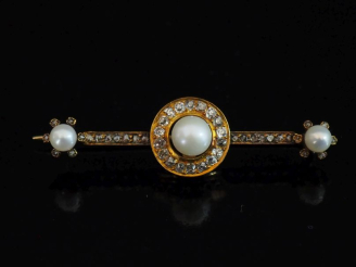 Vente aux enchères Ravissante broche en or bas titre , sertie de diamants taillés en rose