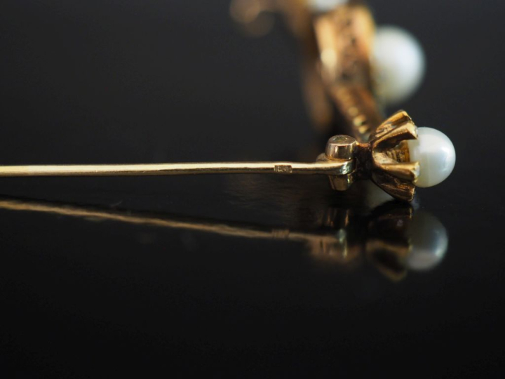 Ravissante broche en or bas titre , sertie de diamants taillés en rose