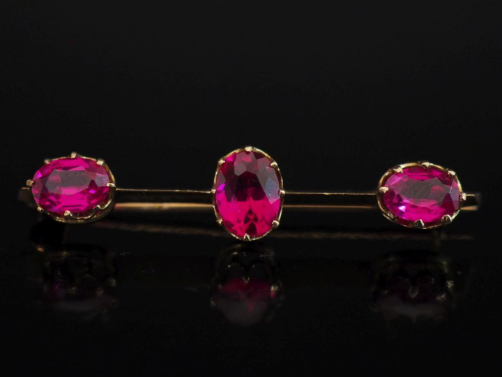 Broche barrette Napoléon III en or jaune 750, sertie de trois pierres 