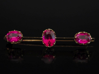 Vente aux enchères Broche barrette Napoléon III en or jaune 750, sertie de trois pierres 