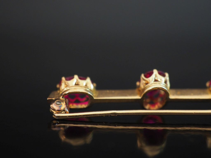 Broche barrette Napoléon III en or jaune 750, sertie de trois pierres 