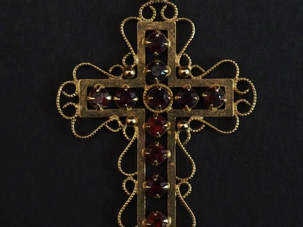 Pendentif ajouré en forme de croix en or jaune 750, serti de petits gr