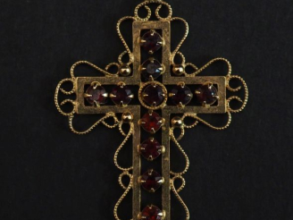 Vente aux enchères Pendentif ajouré en forme de croix en or jaune 750, serti de petits gr