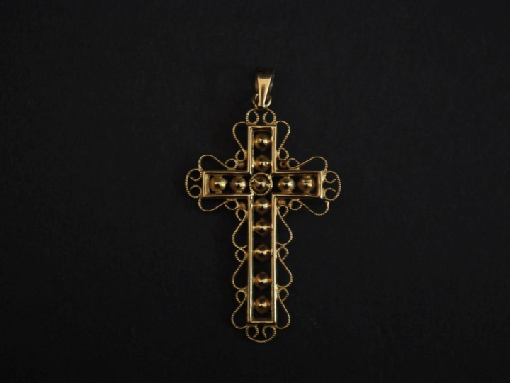 Pendentif ajouré en forme de croix en or jaune 750, serti de petits gr