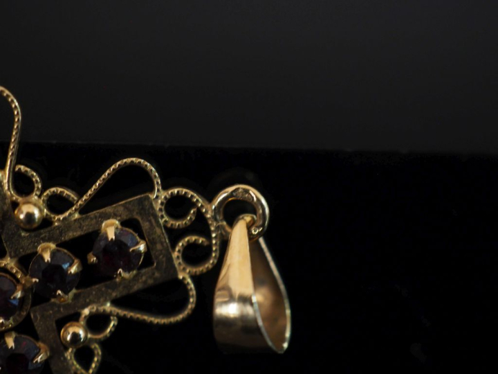Pendentif ajouré en forme de croix en or jaune 750, serti de petits gr