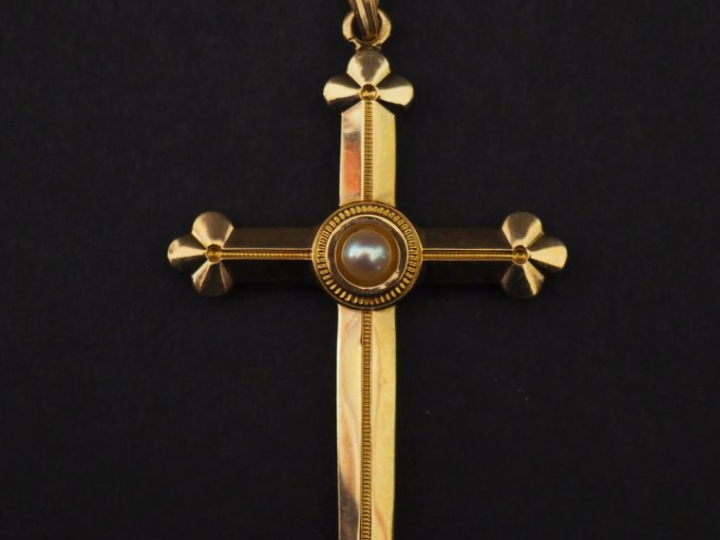 Pendentif en or jaune 750, en forme de croix, serti en son centre d'un