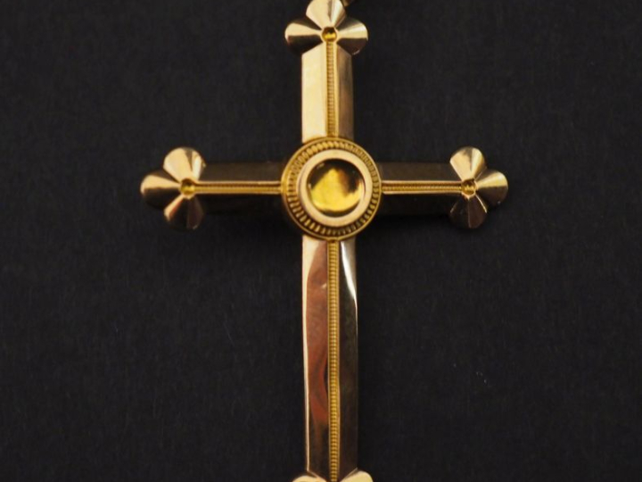 Pendentif en or jaune 750, en forme de croix, serti en son centre d'un