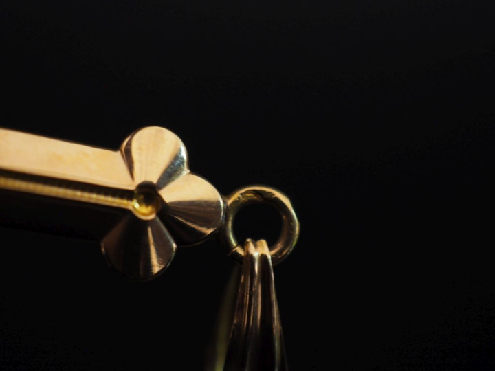 Pendentif en or jaune 750, en forme de croix, serti en son centre d'un