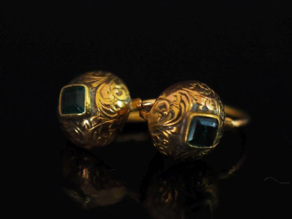 Vente aux enchères Paire de perces oreilles en or jaune 750, sertis en leur centre d'une 