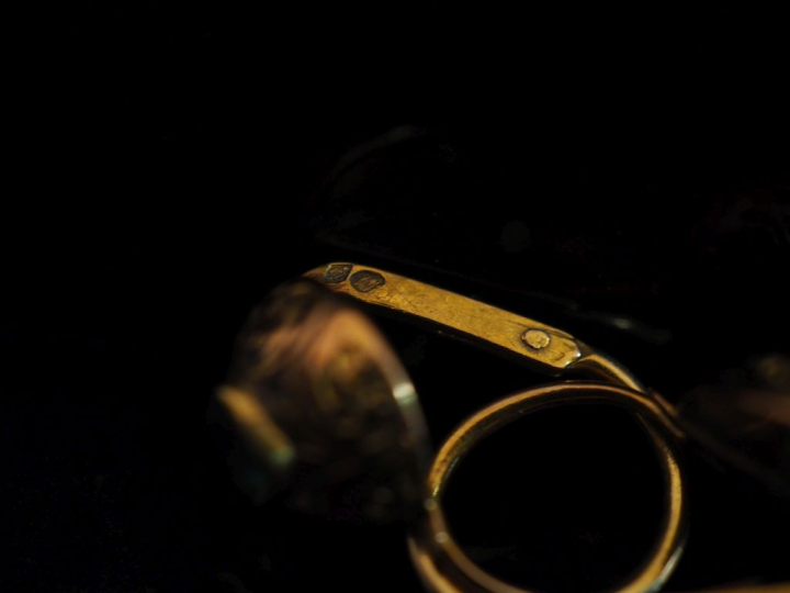 Paire de perces oreilles en or jaune 750, sertis en leur centre d'une 