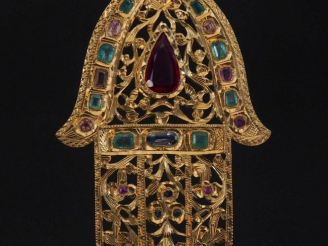 Vente aux enchères Pendentif en or jaune 750 en forme de main de fatma, à décor ajouré de