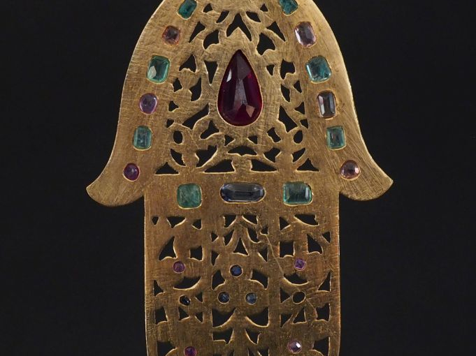 Pendentif en or jaune 750 en forme de main de fatma, à décor ajouré de