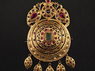 Vente aux enchères Important pendentif en or jaune 750, à décor ajouré, serti de pierres 